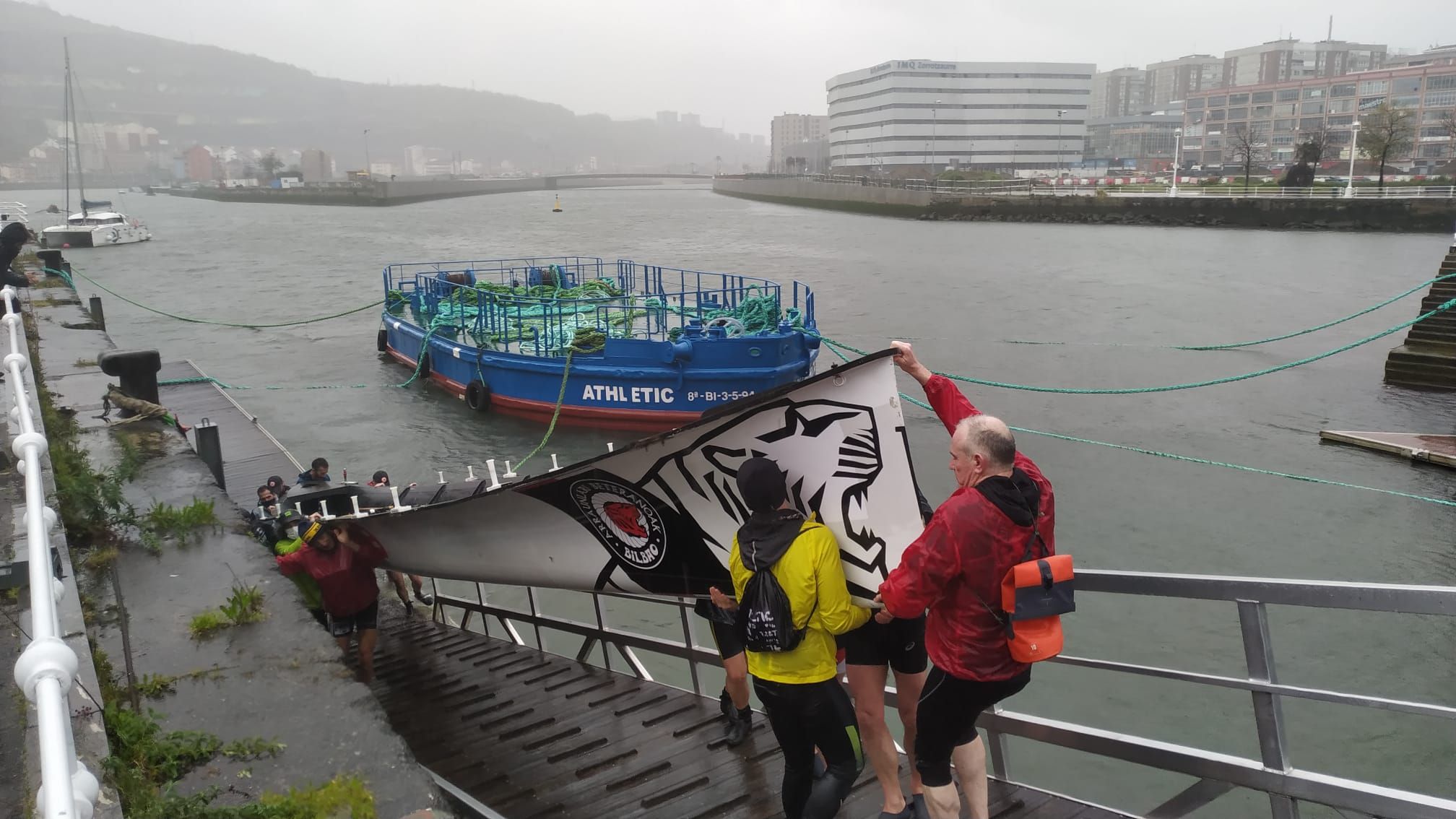 Sacan una trainera de la Ría con la gabarra Athletic de testigo. Los veleros le cogen el relevo este domingo.