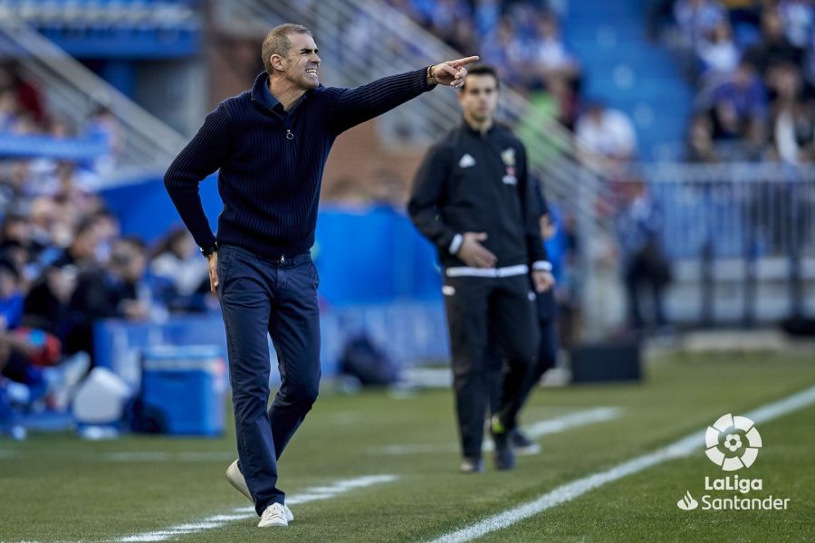 Gaizka Garitano, muy intenso dando instrucciones a los suyos.