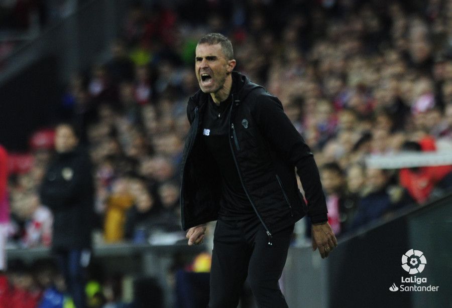 Gaizka Garitano da órdenes a los suyos en San Mamés