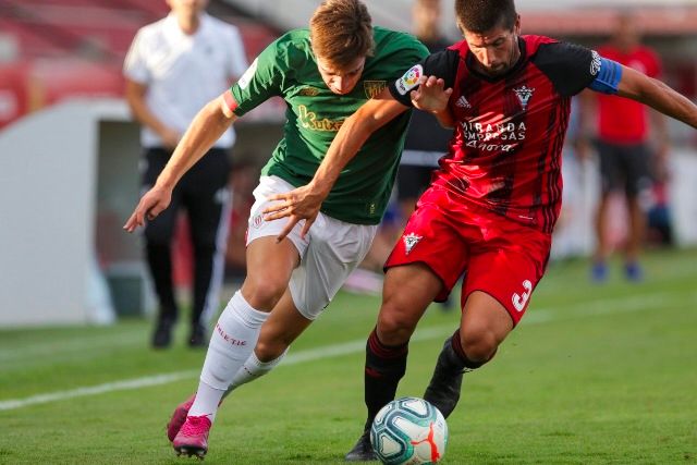 Gaizka Larrazabal en una acción del amistoso ante el Mirandés.