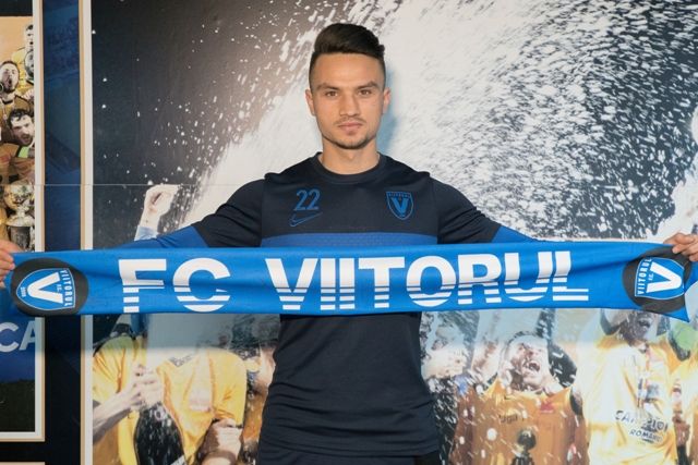  Cristian Ganea con una bufanda del Viitorul Constanta.