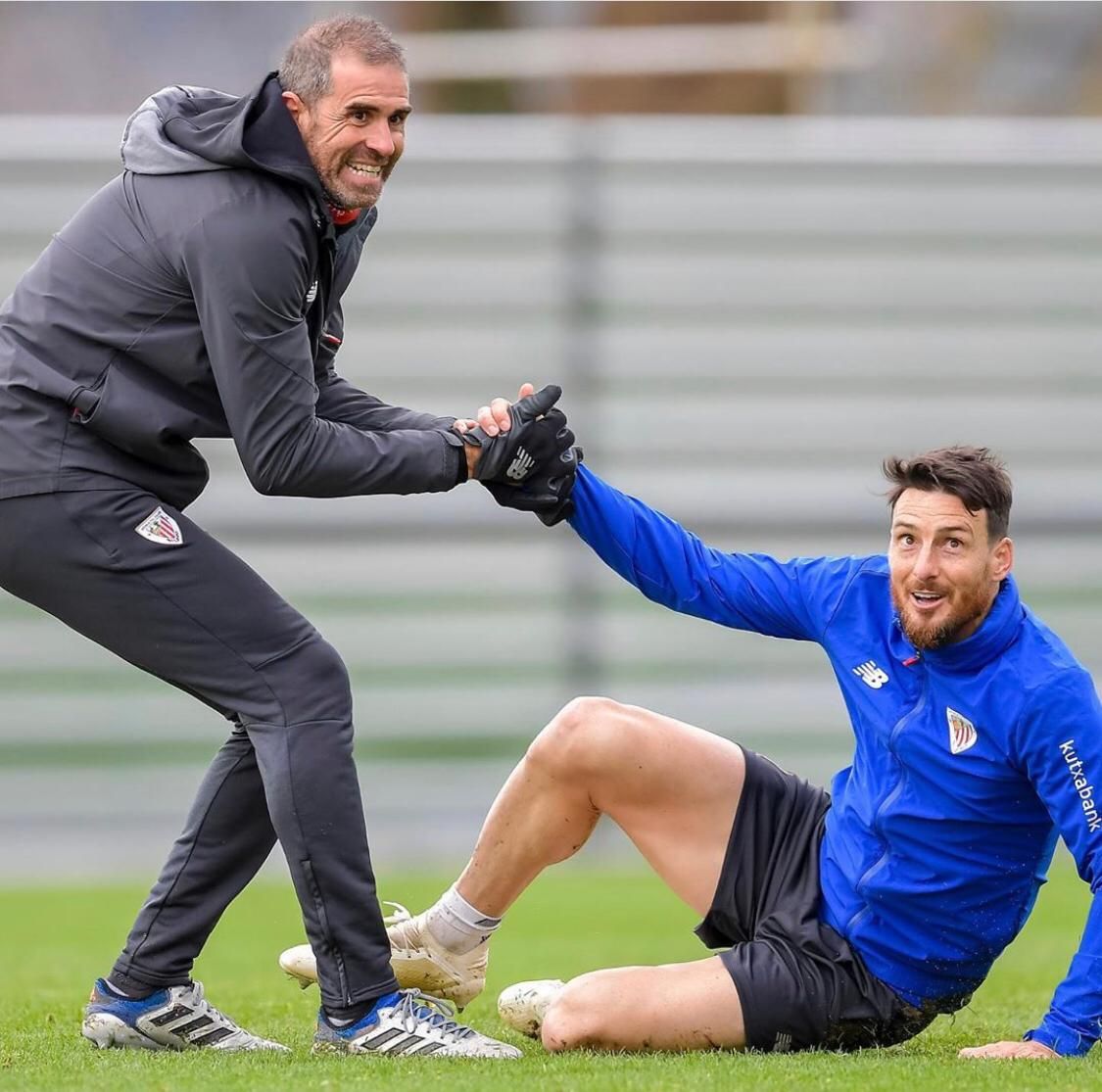 Gaizka Garitano ayuda a levantarse a Aritz Aduriz en Lezama.