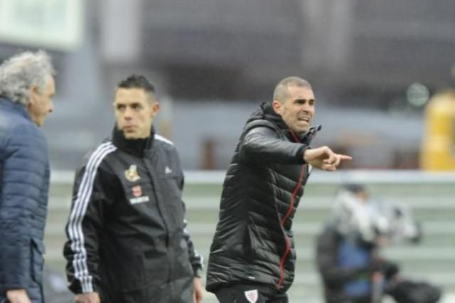  Gaizka Garitano da instrucciones en la banda de Anoeta.