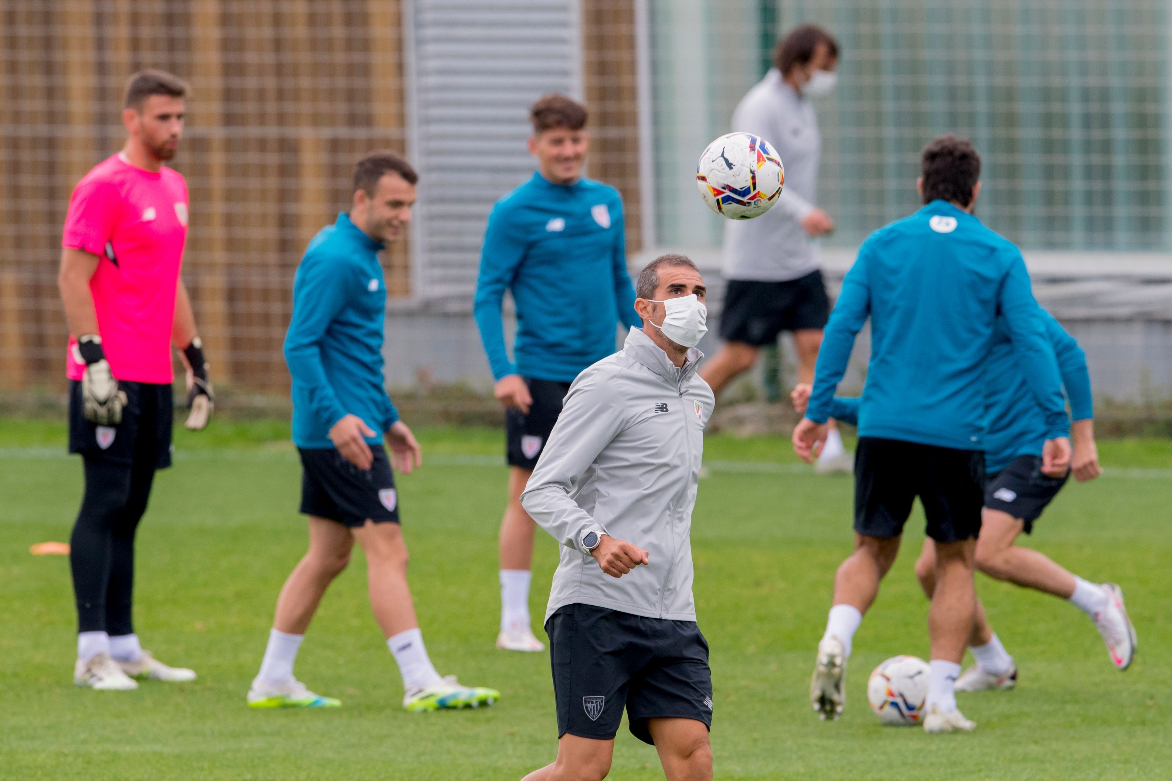 El técnico Gaizka Garitano da toques al balón en Lezama.