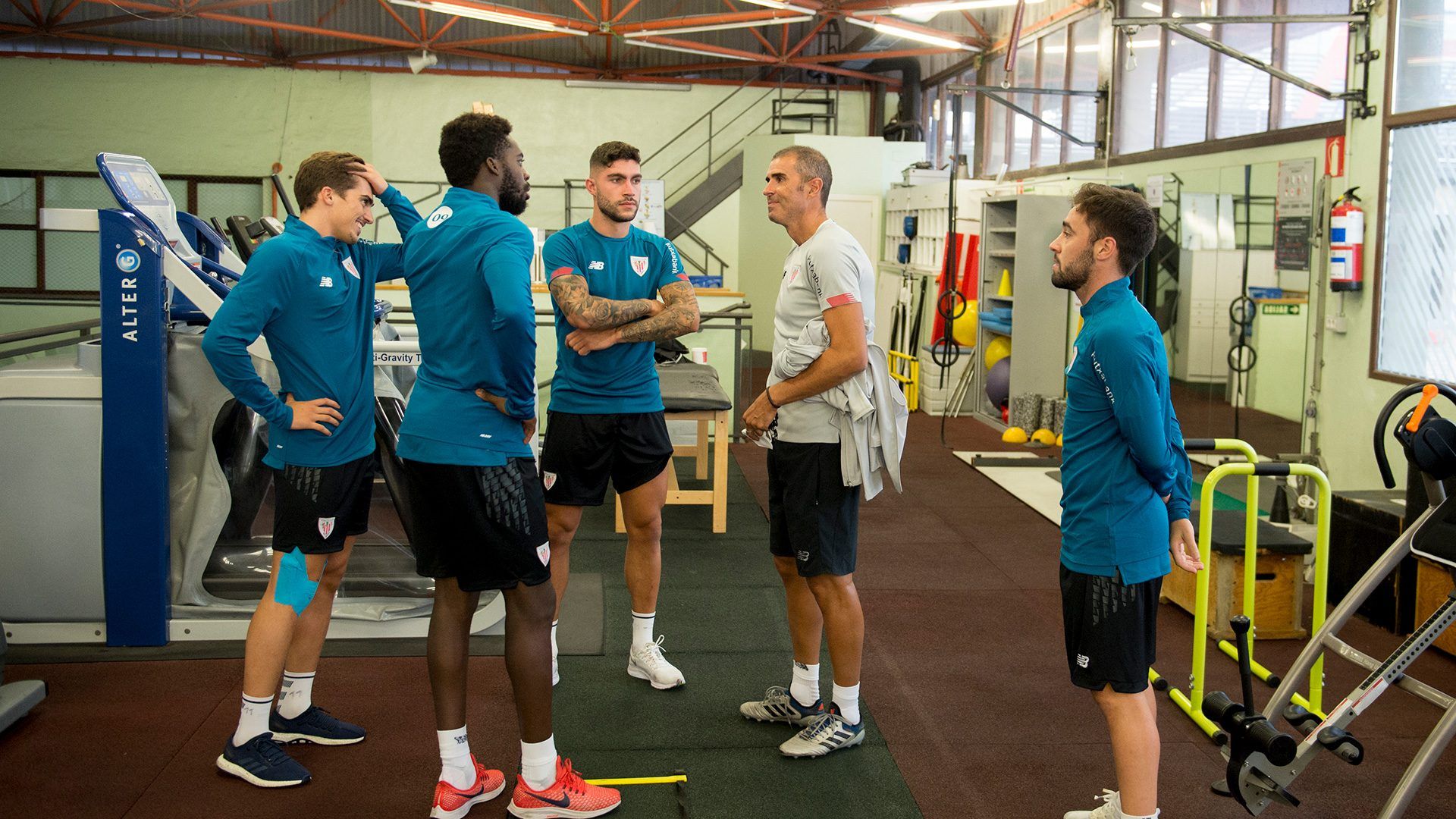  Gaizka Garitano charla con los recién incorporados al trabajo tras dar positivo.