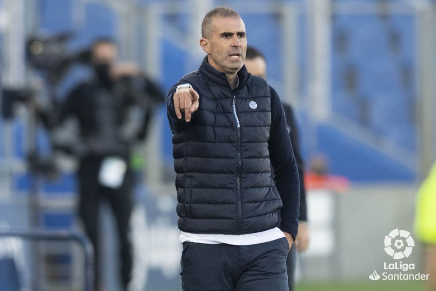  Garitano da instrucciones a sus jugadores durante el duelo ante el Getafe.