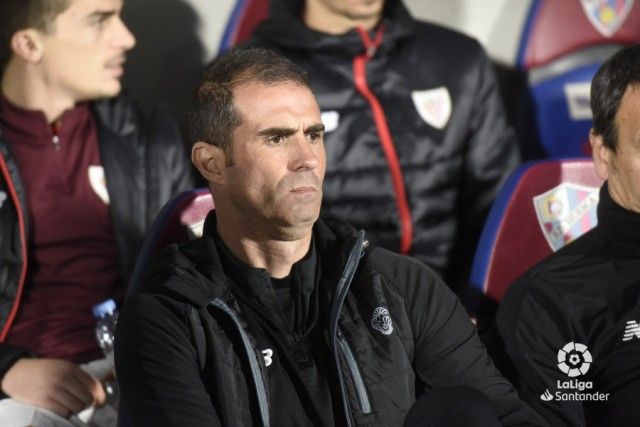  Gaizka Garitano observa el partido de su equipo desde el banquillo de El Alcoraz.