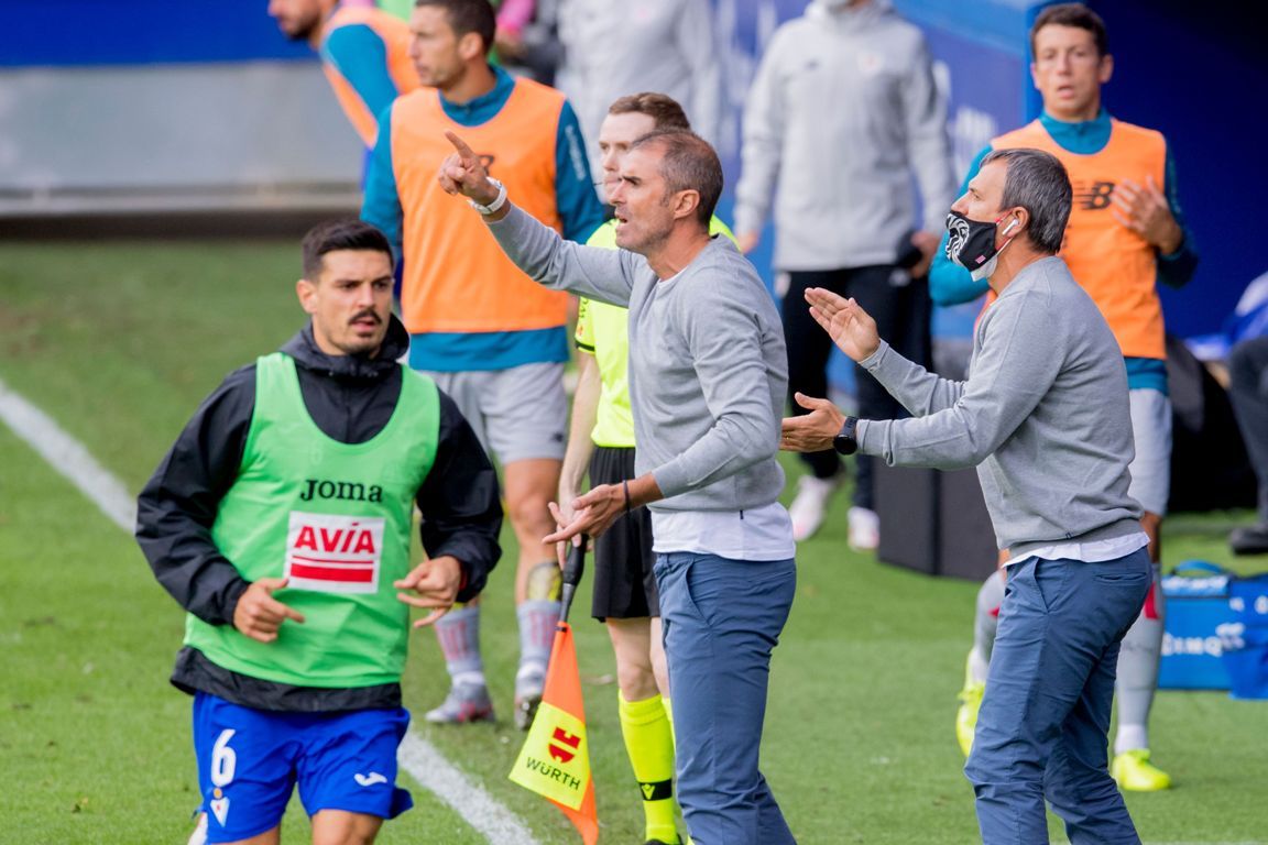 Garitano y Ferreira dan instrucciones en la banda de Ipurua.