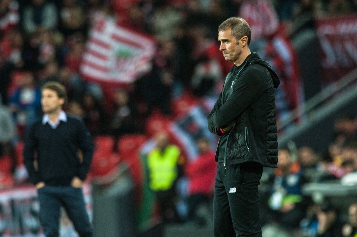 Gaizka Garitano con Rubí al fondo en San Mamés