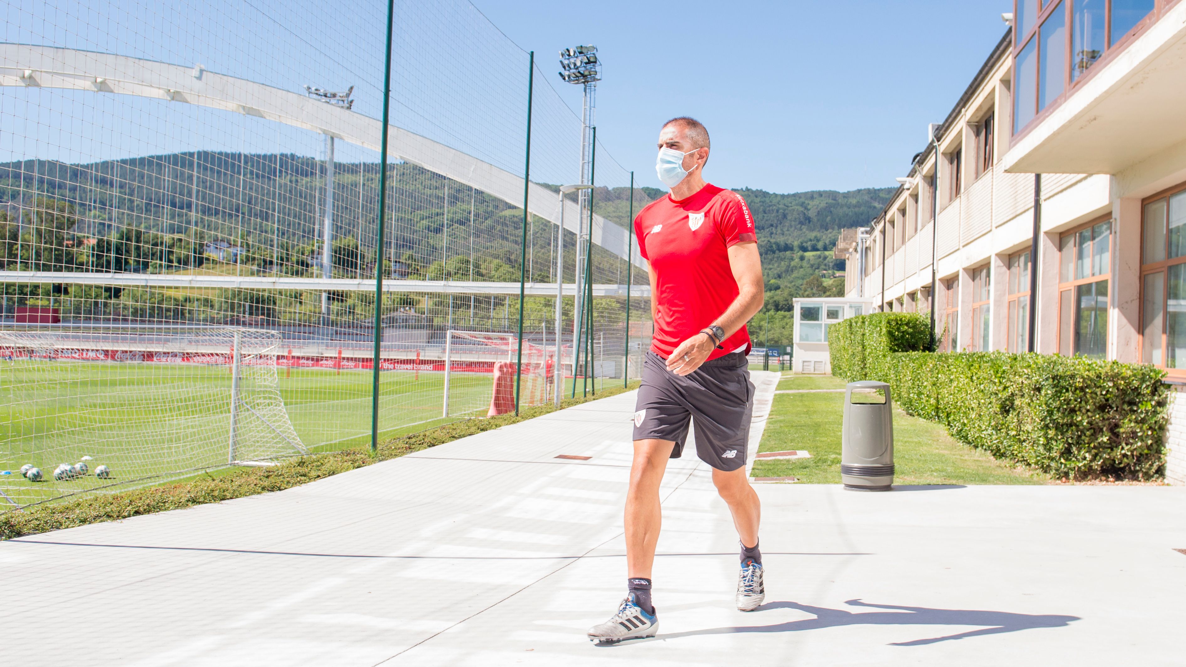 Gaizka Garitano pasa ante el arco de Lezama.