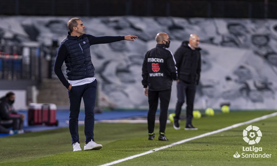  Gaizka Garitano da órdenes en la banda del Valdebebas.