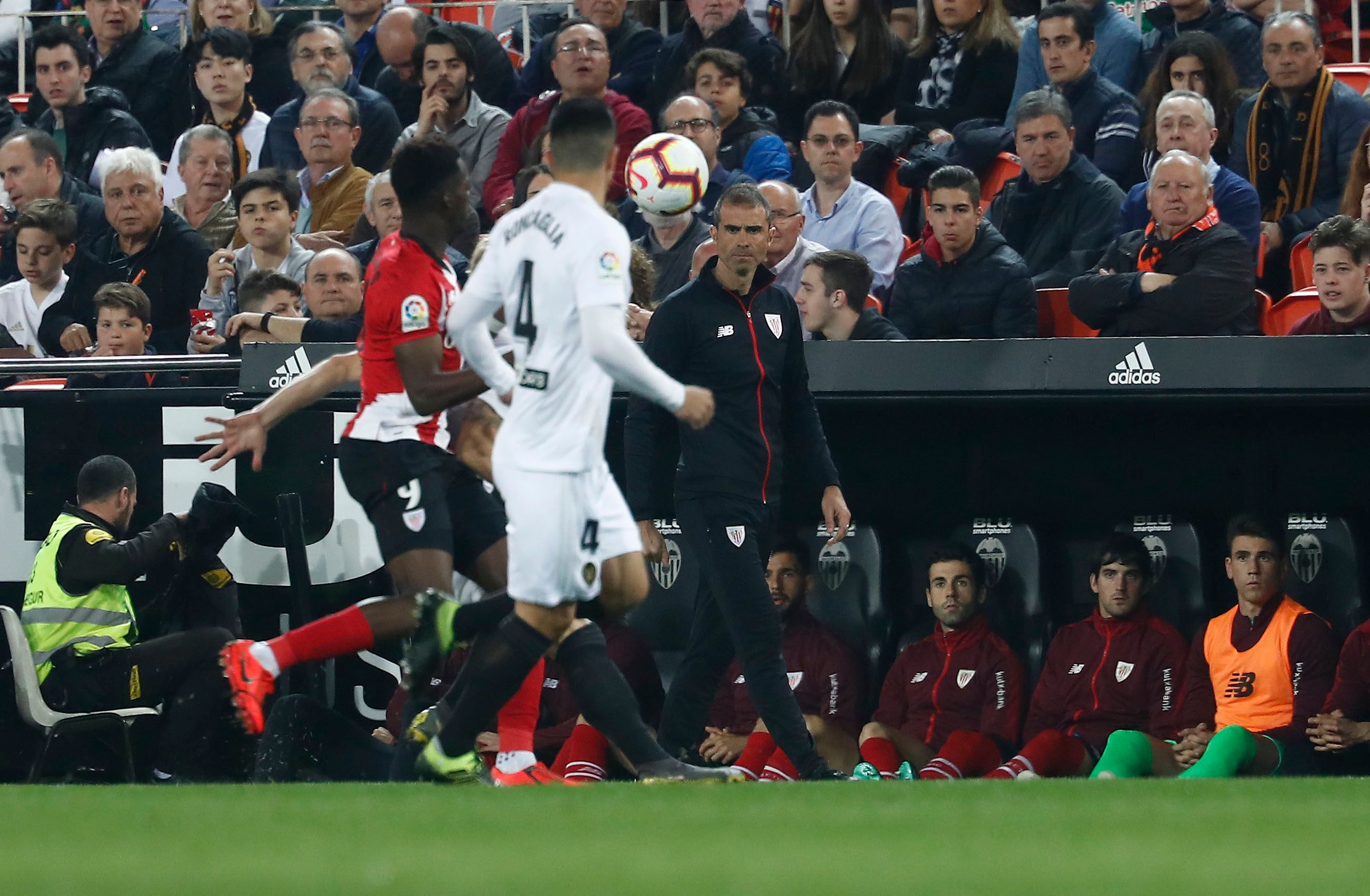 Gaizka Garitano observa el juego en el Valencia-Athletic.