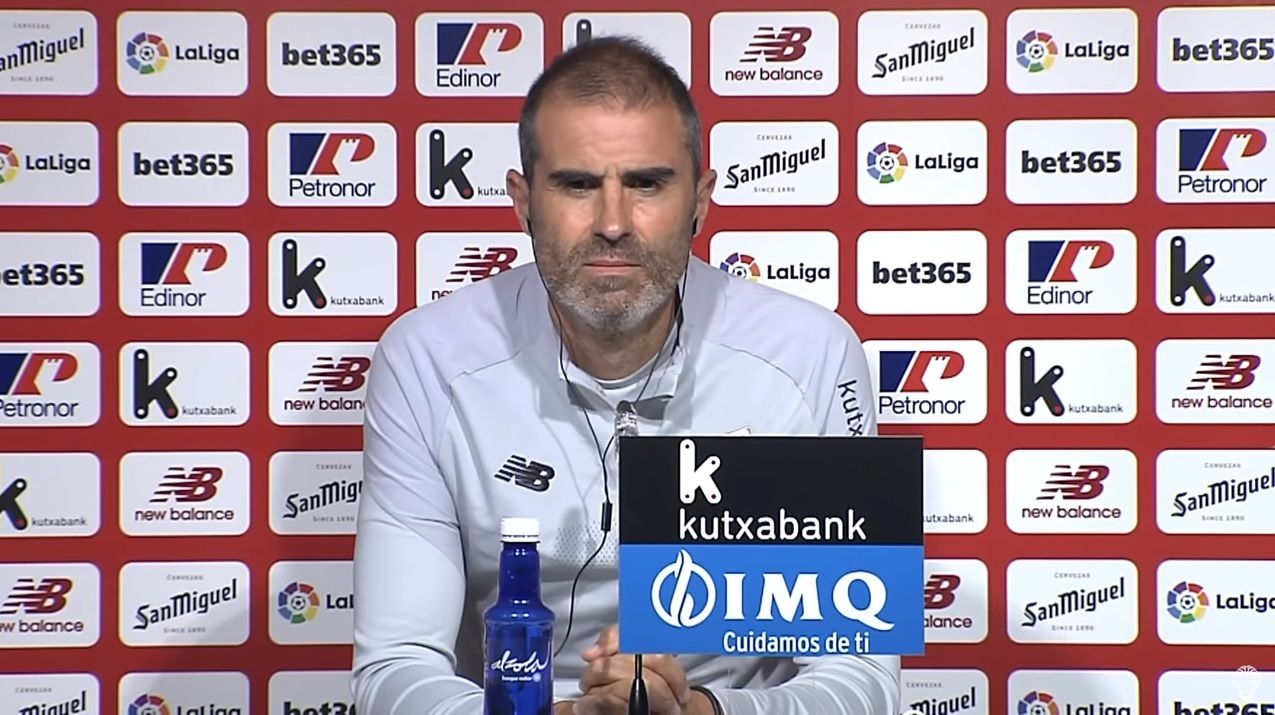 Gaizka Garitano atiene una rueda de prensa.