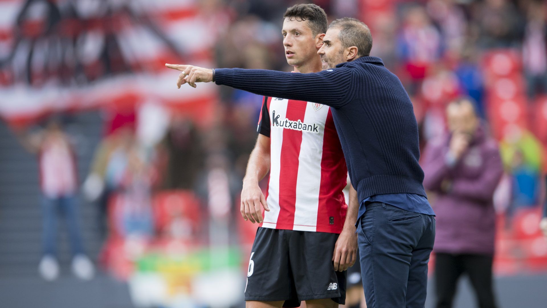  Garitano reparte instrucciones a Mikel Vesga, al que ahora manda Marcelino García Toral.