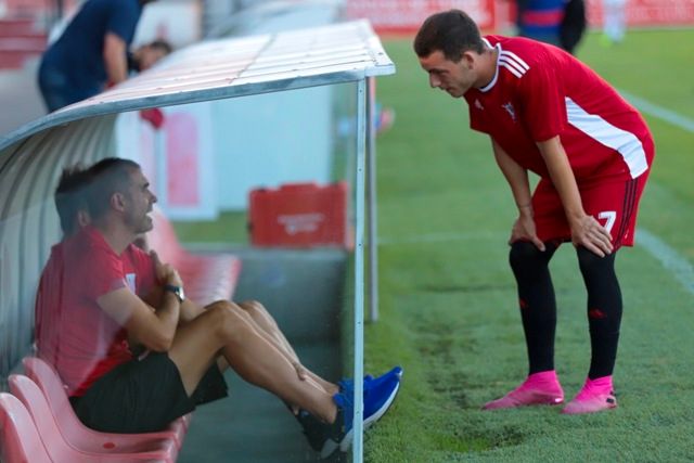 Gaizka Garitano charla con Iñigo Vicente antes del comienzo del partido.