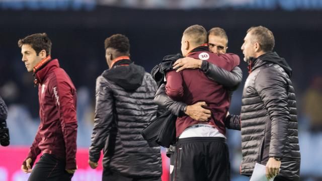 Gaizka Garitano abraza a Guruzeta tras la victoria conseguida en Balaídos