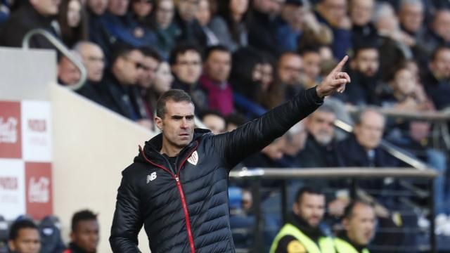  Gaizka Garitano da instrucciones en el choque de La Cerámica.
