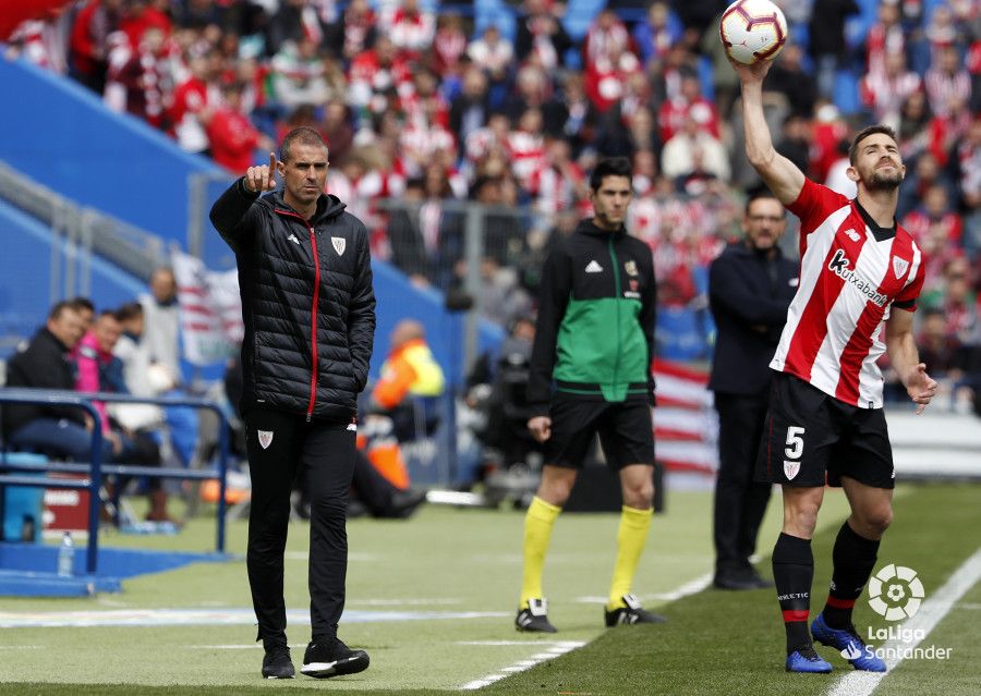  Gaizka Garitano da instrucciones ante Yeray en el Coliseum.