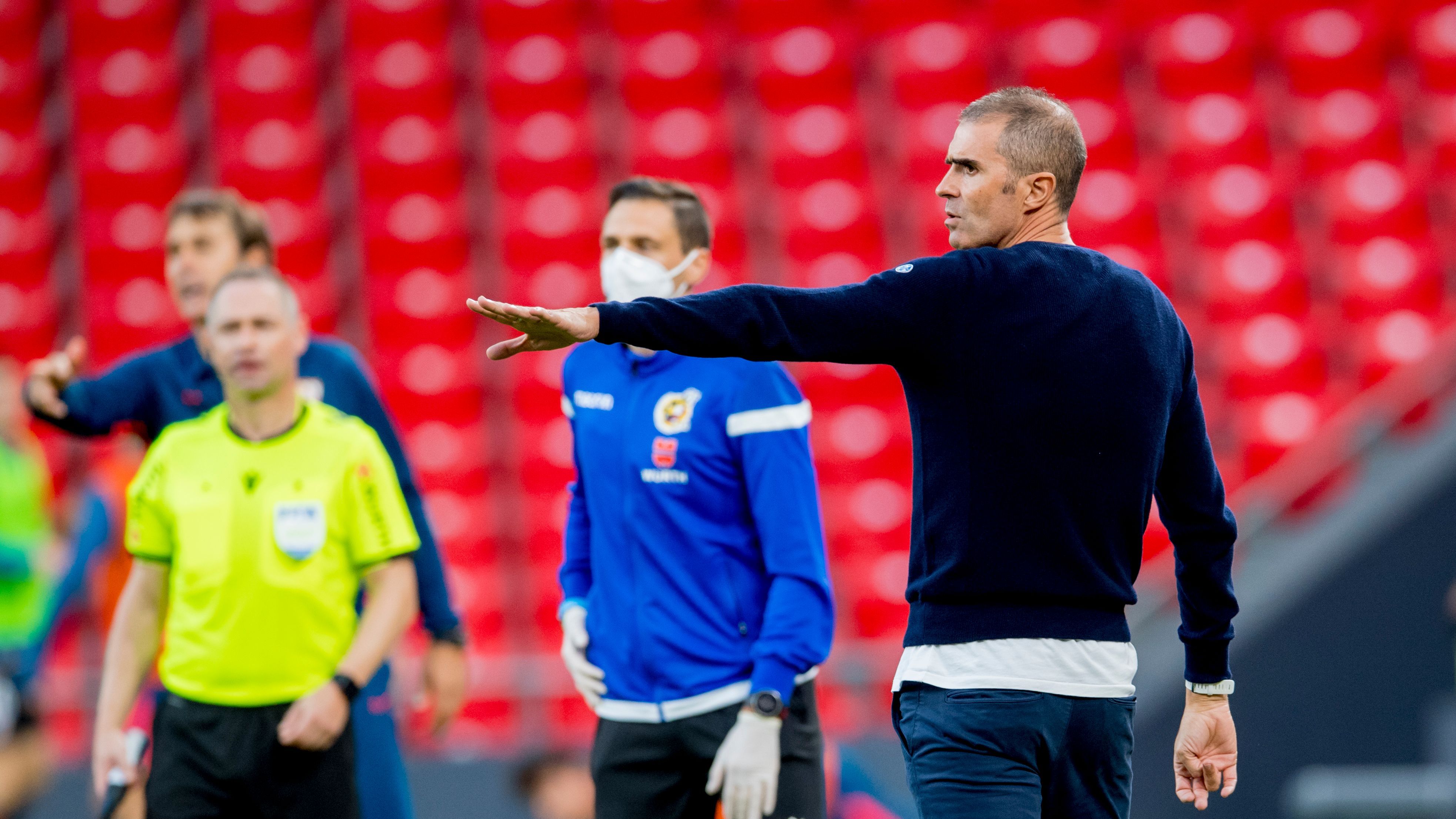  Gaizka Garitano indica ante el Sevilla de Julen Lopetegui en San Mamés.