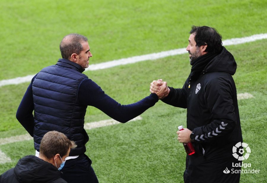 Gaizka Garitano saluda al segundo técnico del Elche.