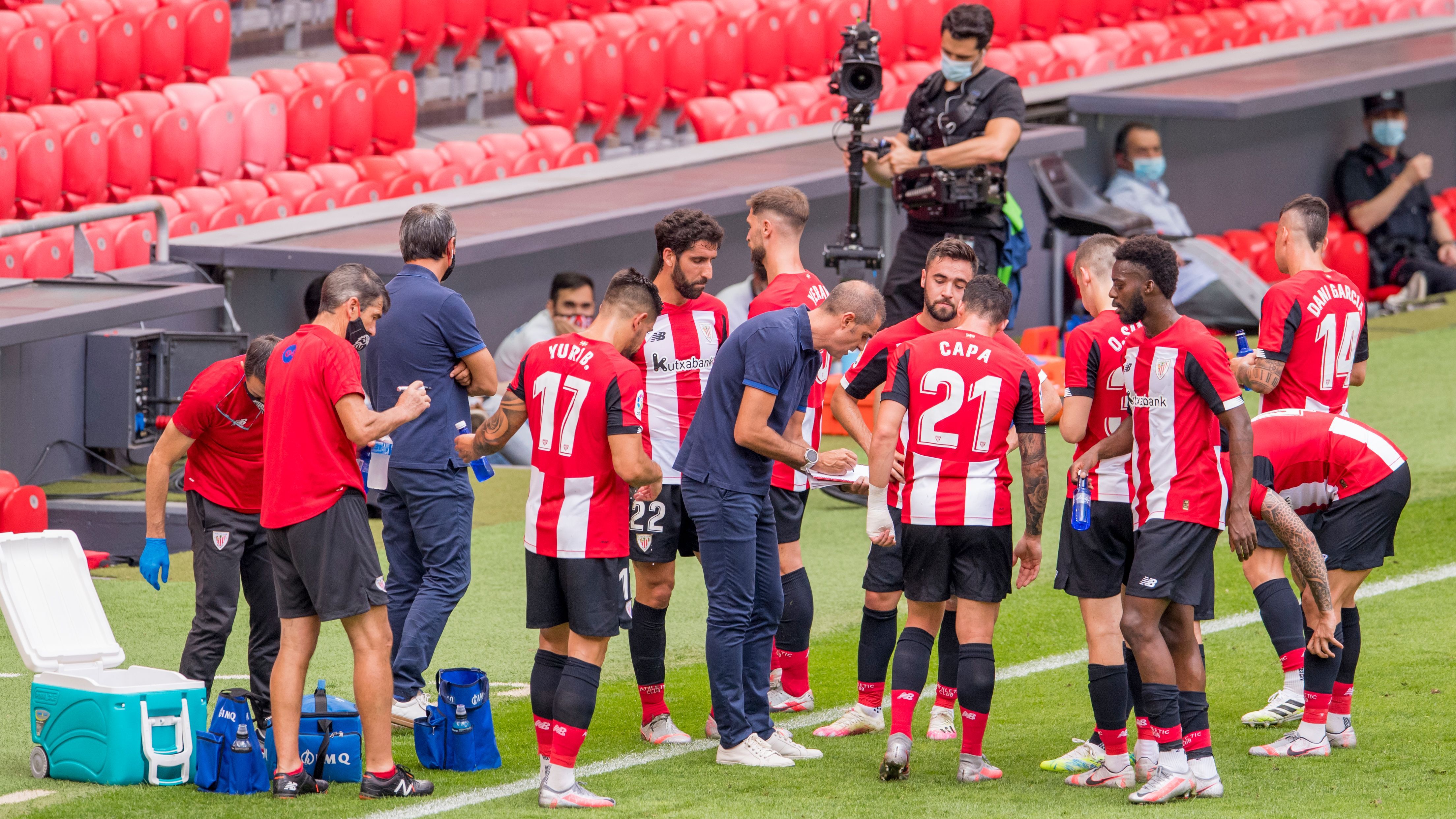  Gaizka Garitano da instrucciones a sus hombres ante el RCD Mallorca.
