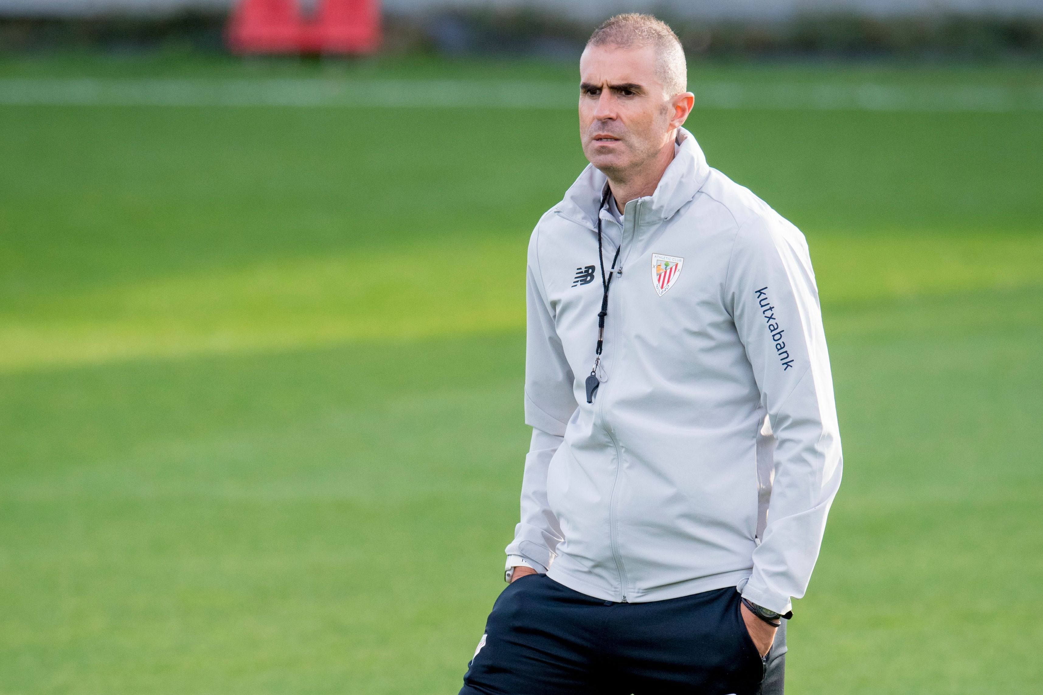  Gaizka Garitano con el gesto muy serio en una sesión en Lezama.