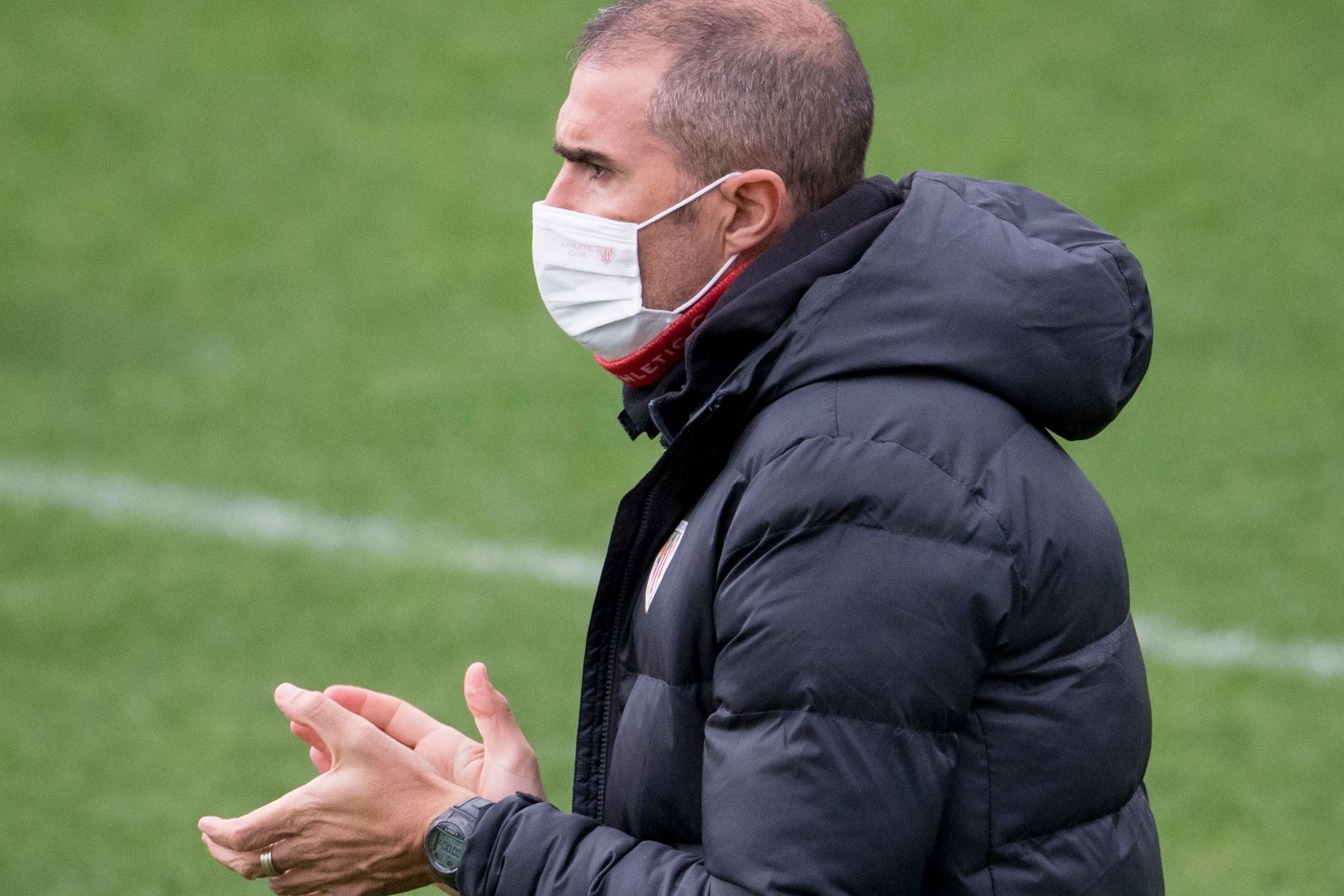 Gaizka Garitano aplaude en una sesión en Lezama.