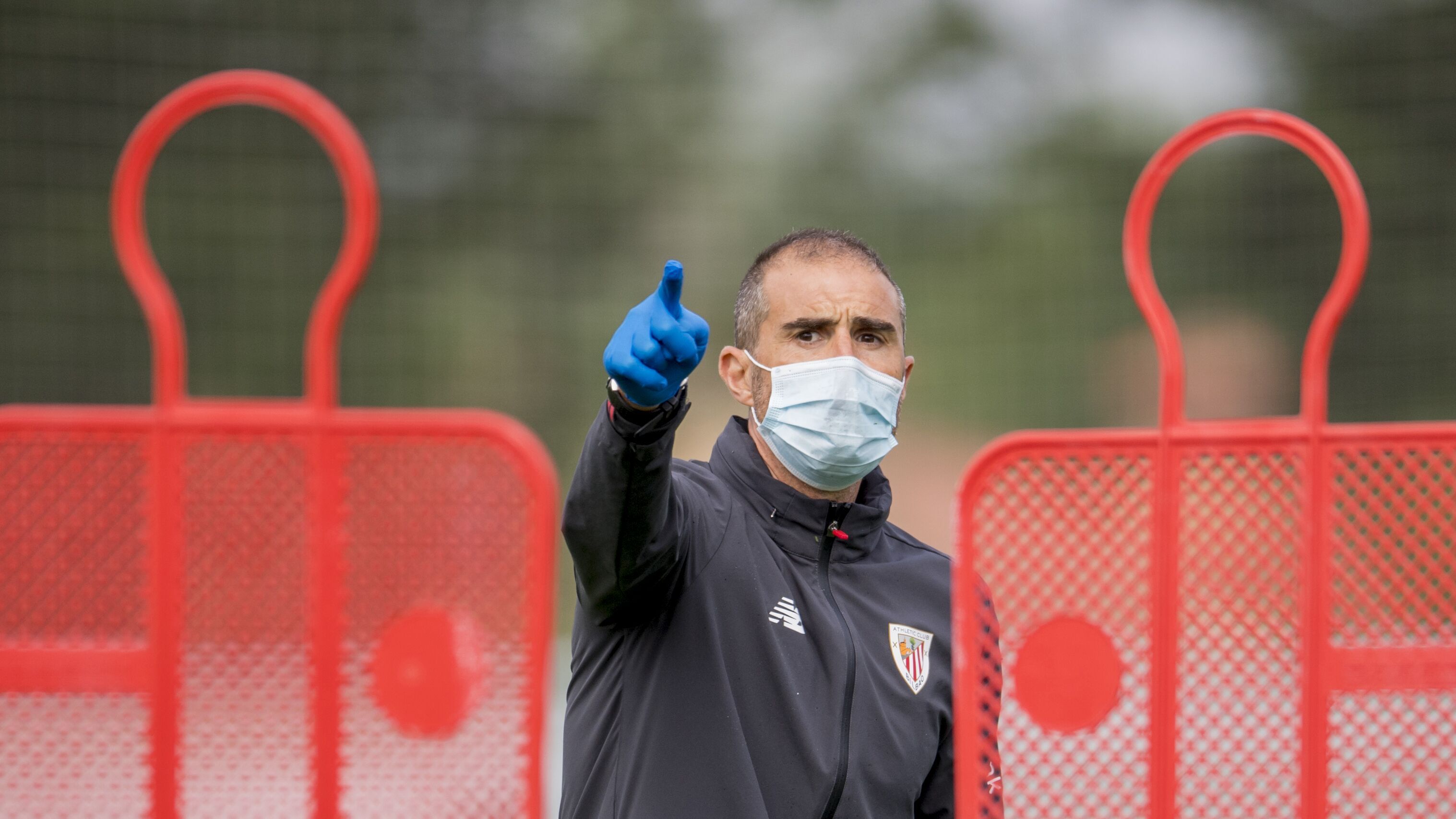  Gaizka Garitano marca el camino a su plantilla en Lezama.