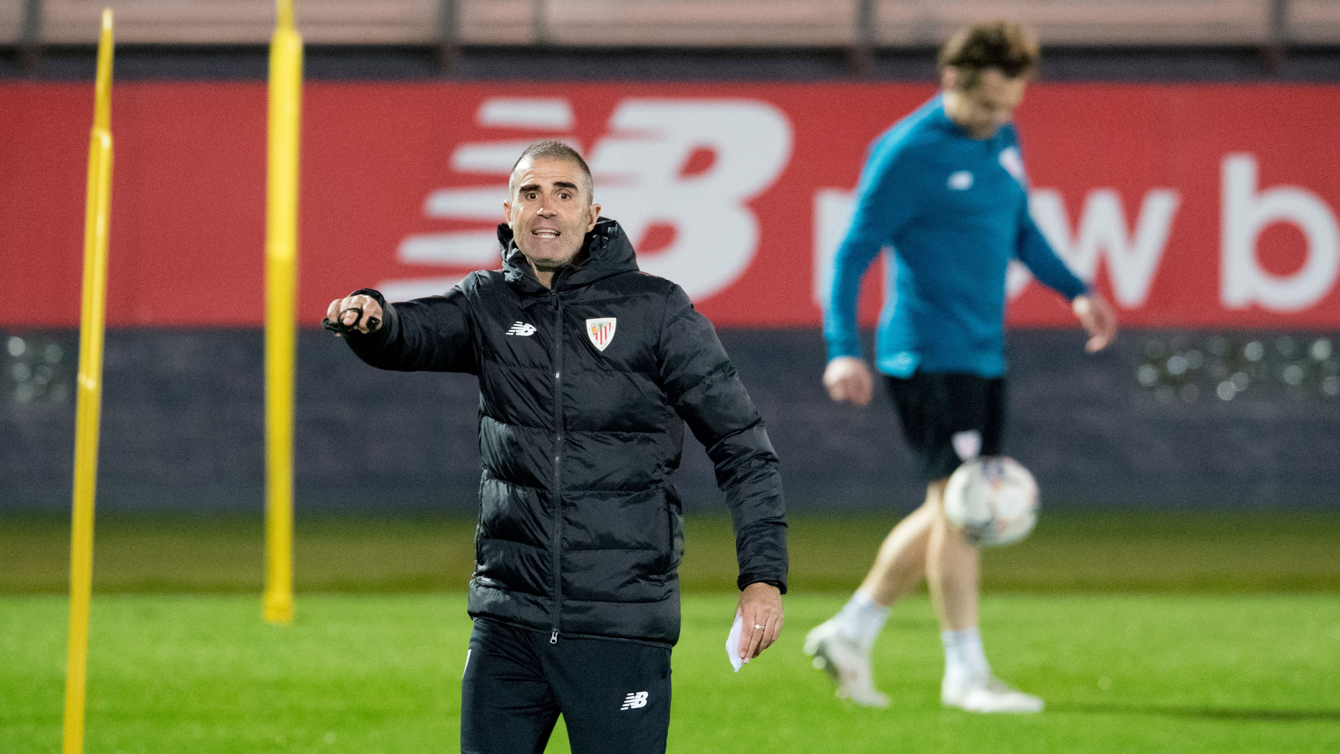  Gaizka Garitano imparte consignas en Lezama con Ibai al fondo.