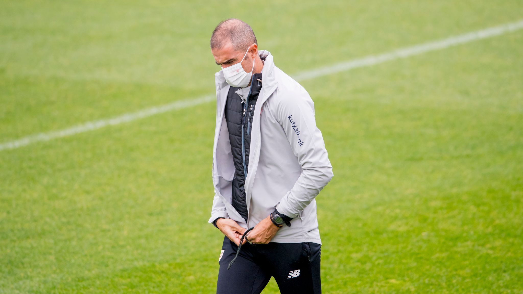 Gaizka Garitano salta pensativo al césped en Lezama.