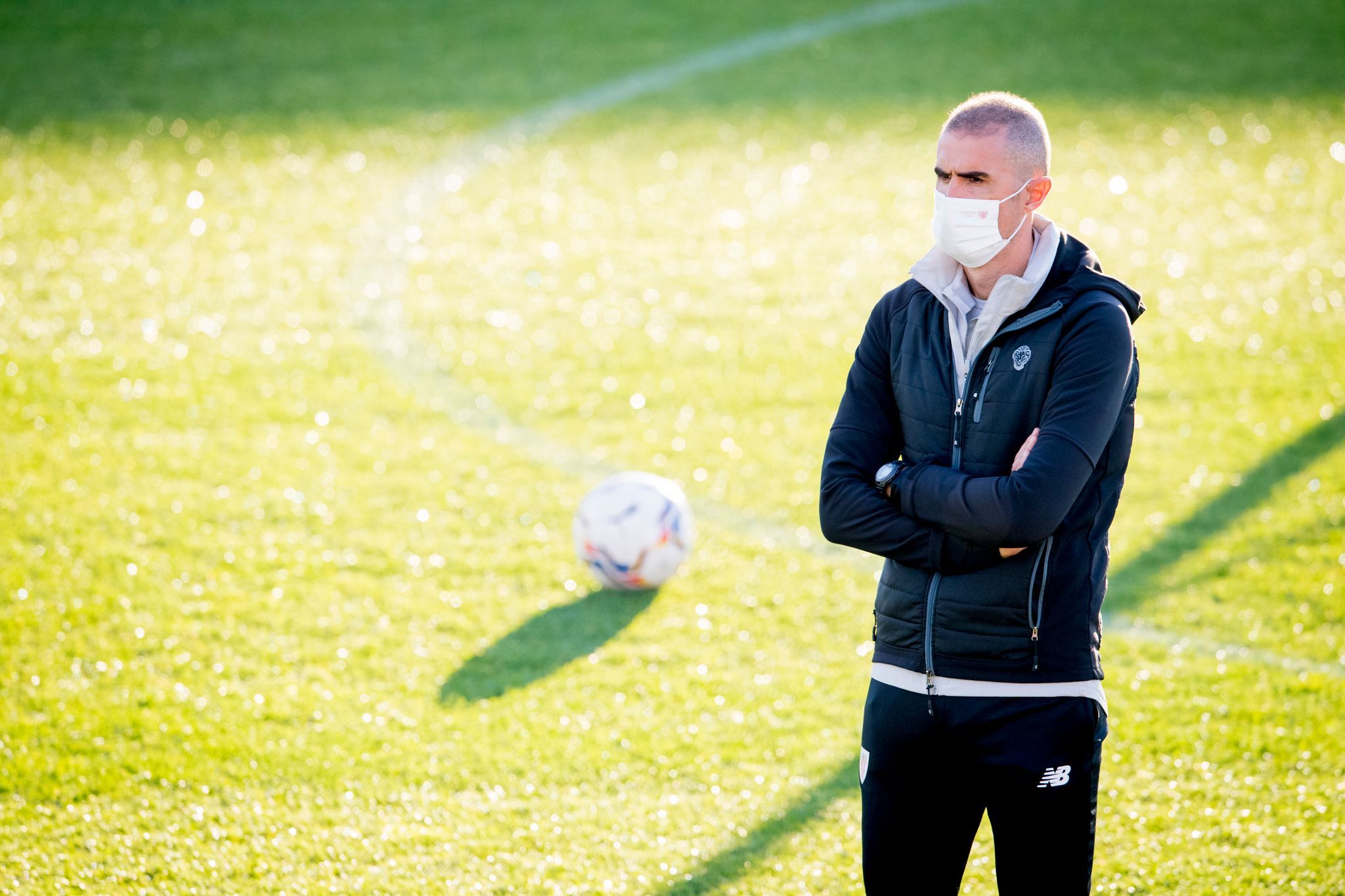  Gaizka Garitano sigue la sesión de trabajo del equipo en Lezama.