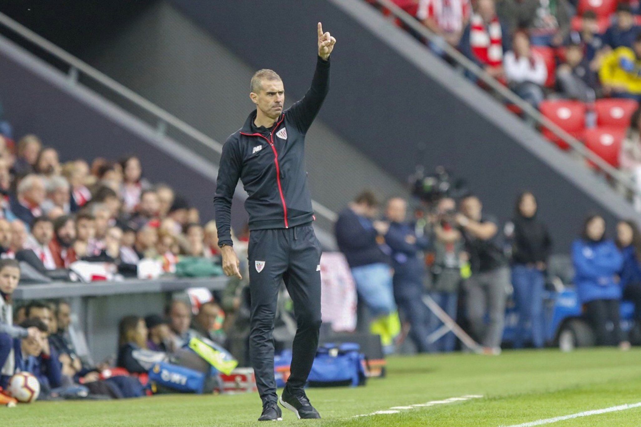  Gaizka Garitano en chandal ante el Alavés en el derbi (Foto. Edu DF / BLACKSWAN).