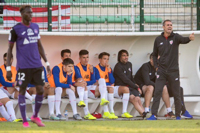 Gaizka Garitano da instrucciones en el amistoso de Baiona.