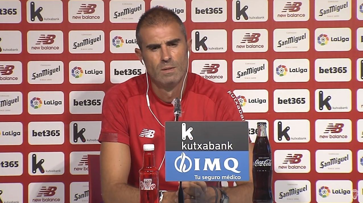 Gaizka Garitano atiende a la prensa desde Lezama.