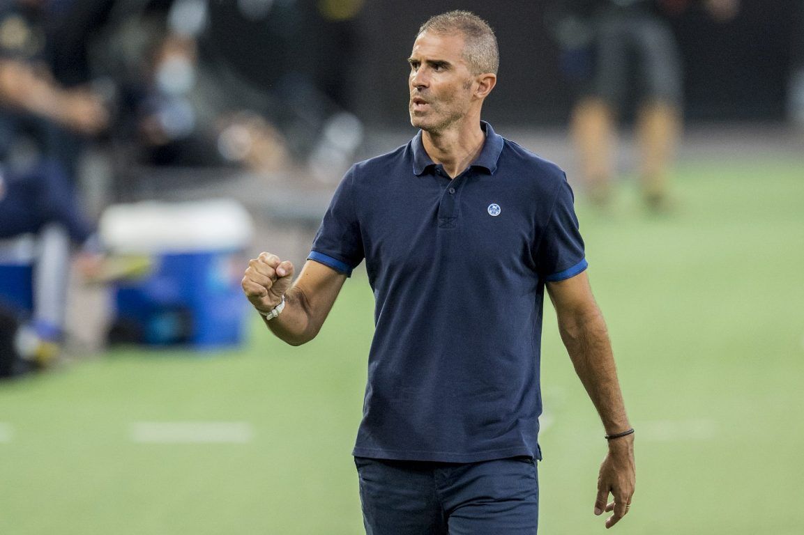  Gaizka Garitano saca el puño tras ganar en Mestalla al Valencia.