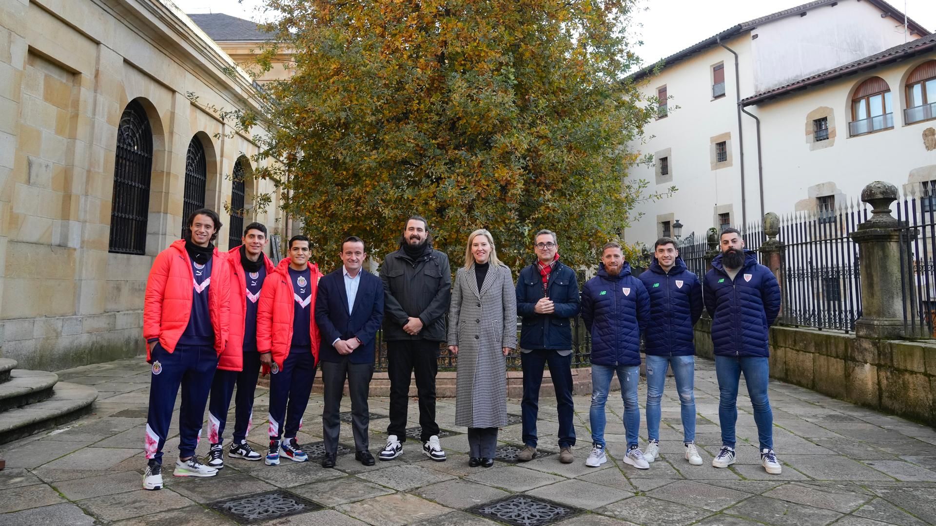 Visita institucional de Chivas y Athletic al árbol de Gernika.