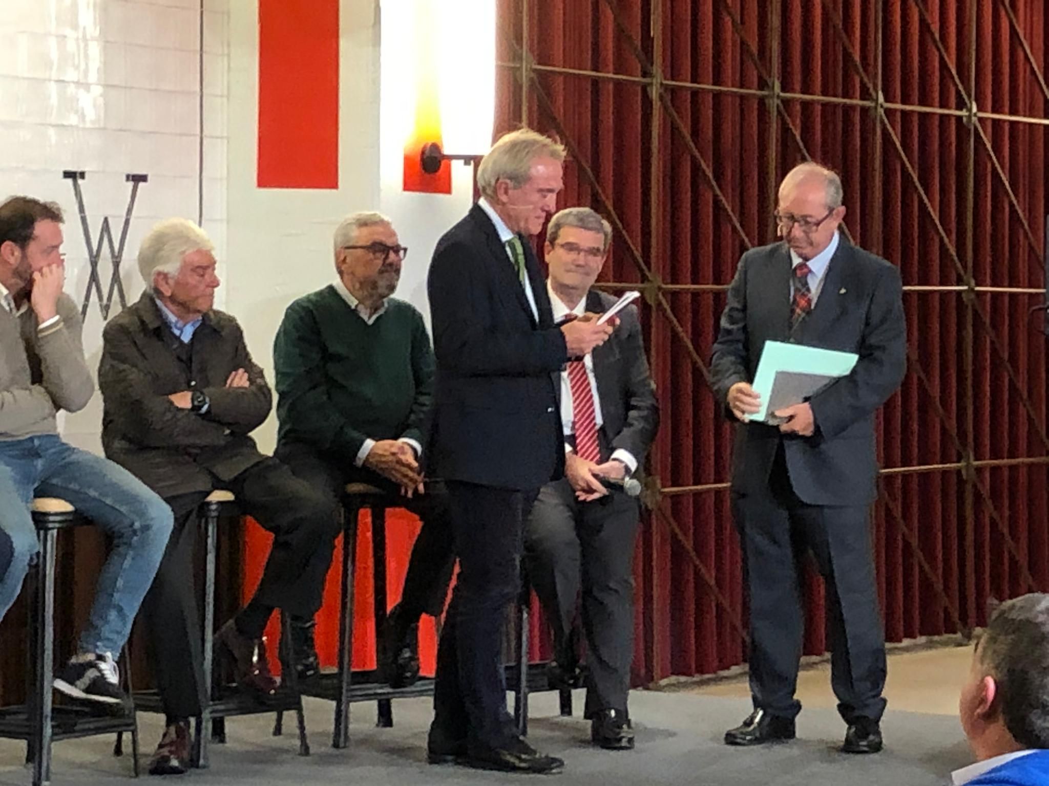  Andoni Goikoetxea con el libro que le ha escrito Carmelo Rodrigo.