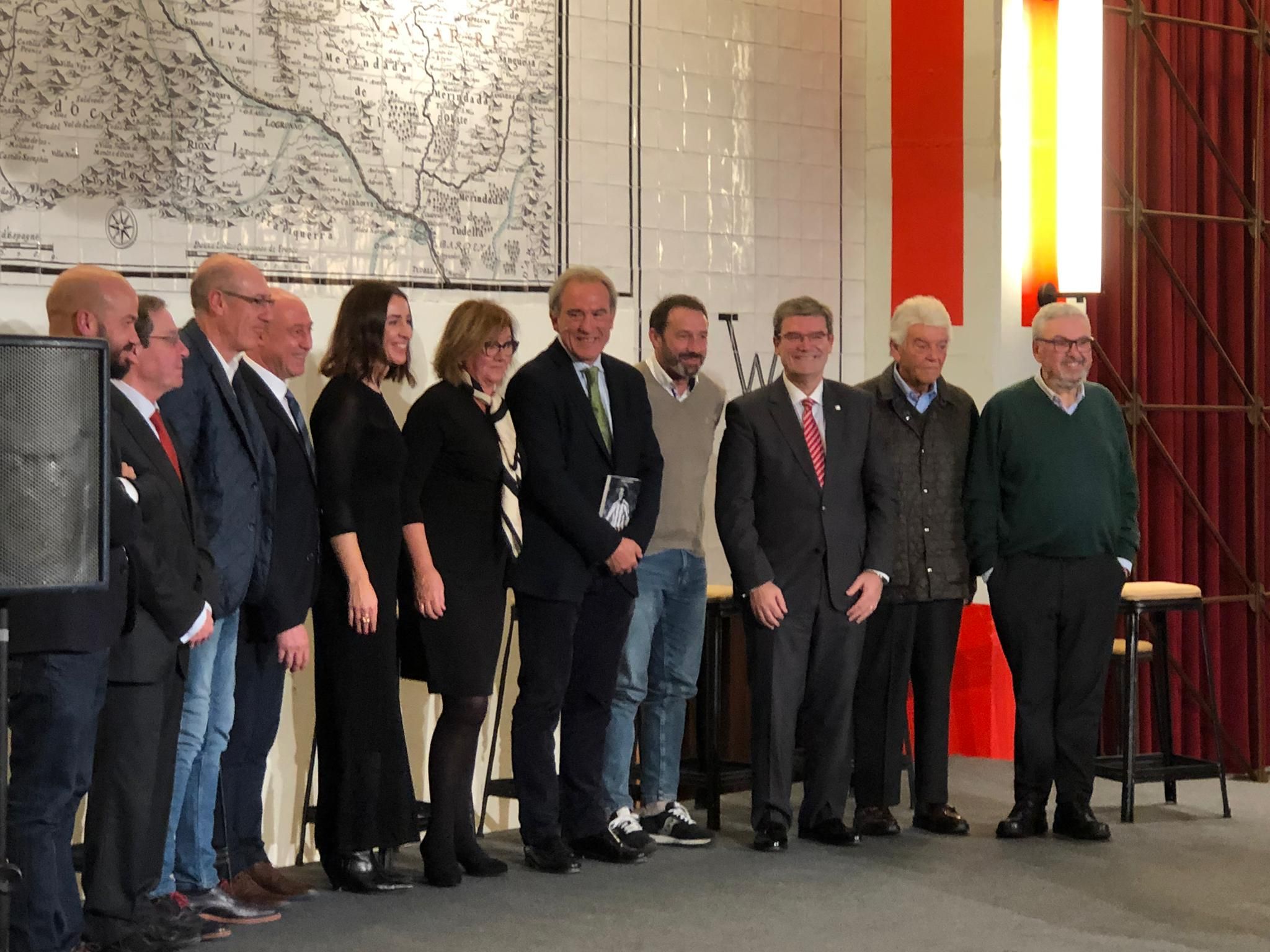  Andoni Goikoetxea y familia agasajado en la presentación de su biografía en San Mamés.