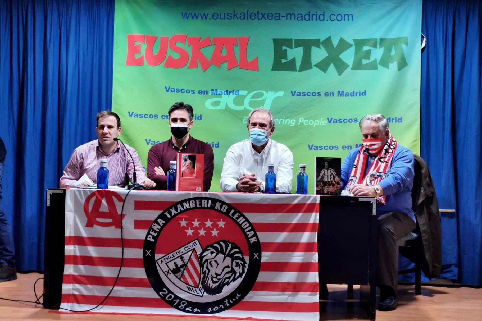  Andoni Goikoetxea responde al público en la Euskal Etxea de Madrid.