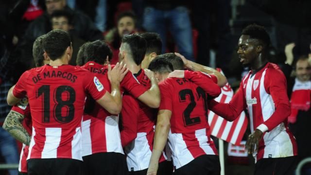  El Athletic celebra en piña el gol de Iker Muniain al Betis.