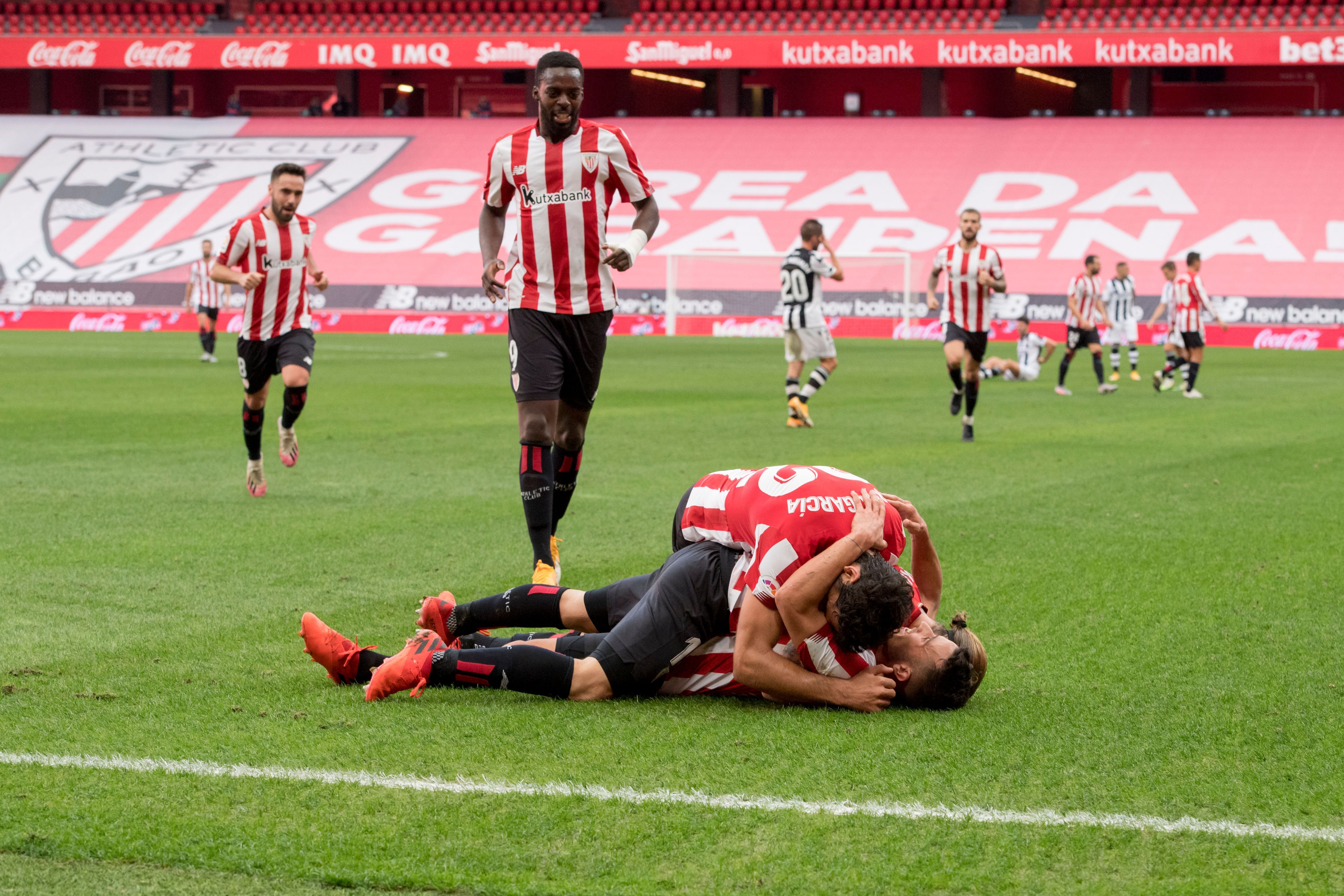 Los jugadores celebran el gol de Berenguer al Levante en San Mamés.