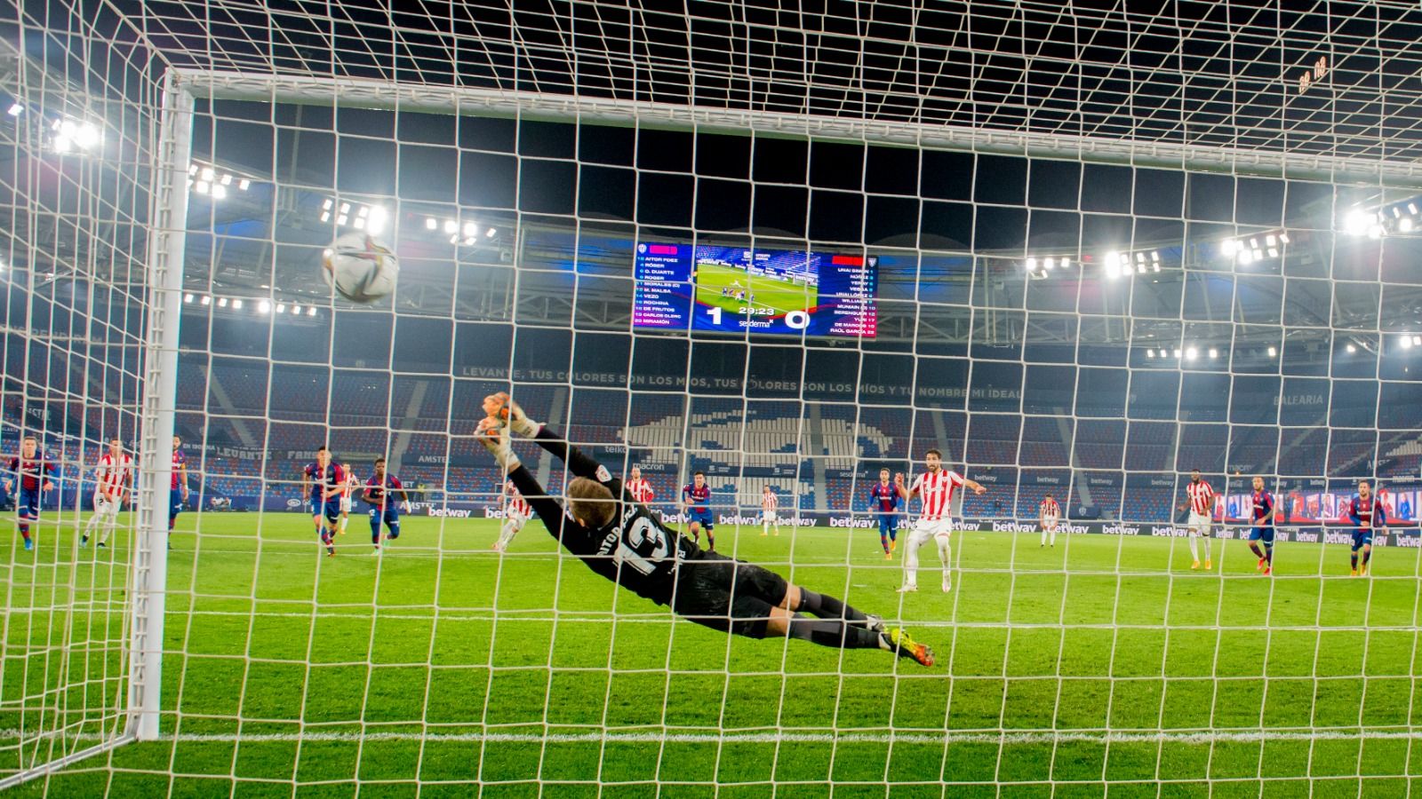 Gol de Raúl García ante el Levante en la semifinal de Copa.