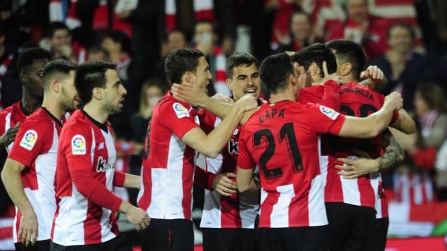  Los leones del Athletic celebran el rápido gol de Raúl García al Eibar.