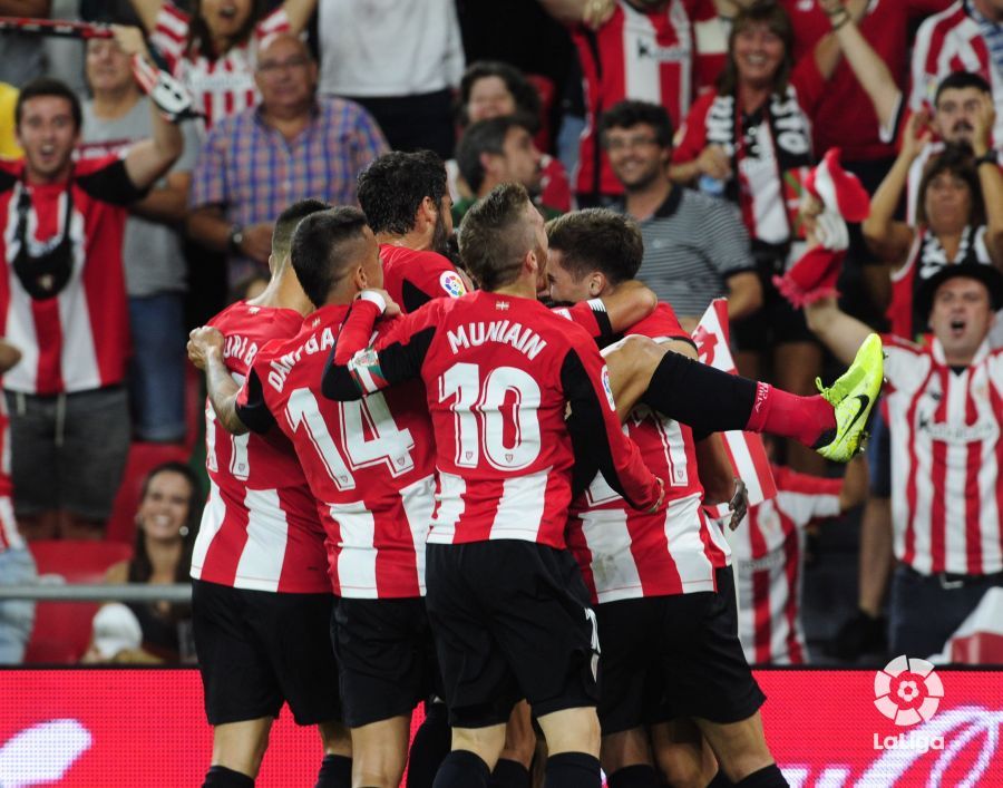  Los jugadores del Athletic Club celebran el gol de Raúl García ante la Real.