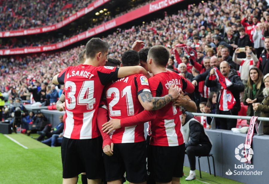 Los jugadores del Athletic Club celebran el gol de Raúl García.