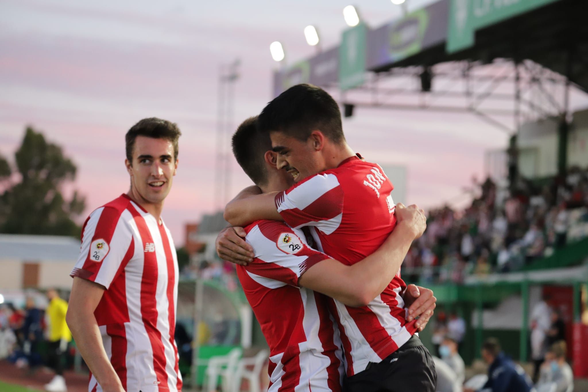  Los cachorros del Bilbao Athletic festejan un gol al Celta B en el play off.