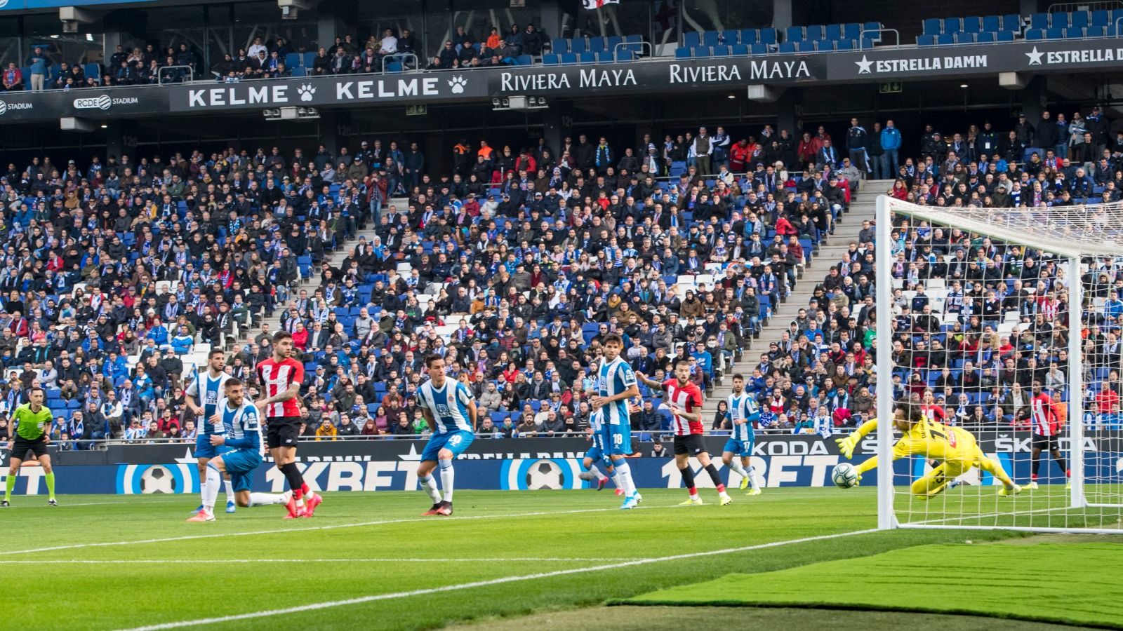 Así anotaba el 'Búfalo' Asier Villalibre el 0-1 de los leones en Cornellá.