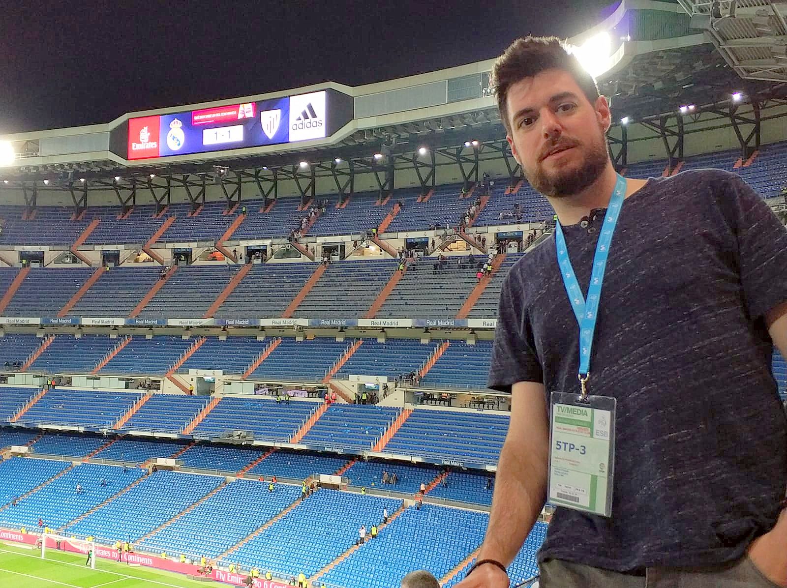  El periodista Gorka Posada cubriendo una visita del Athletic Club al Santiago Bernabéu.