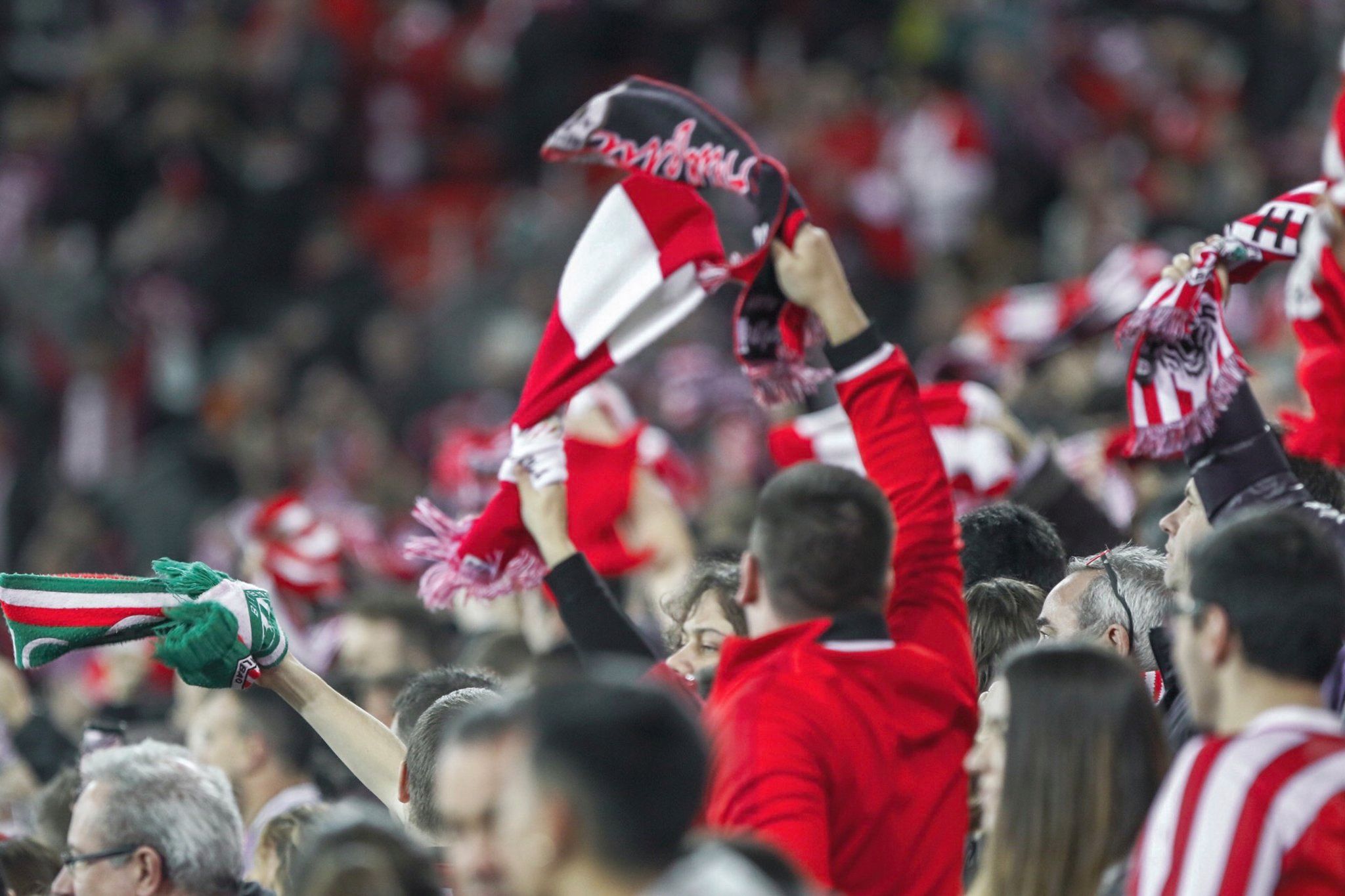  La afición del Athletic tuvo que echar un capote ante un Eibar peleón