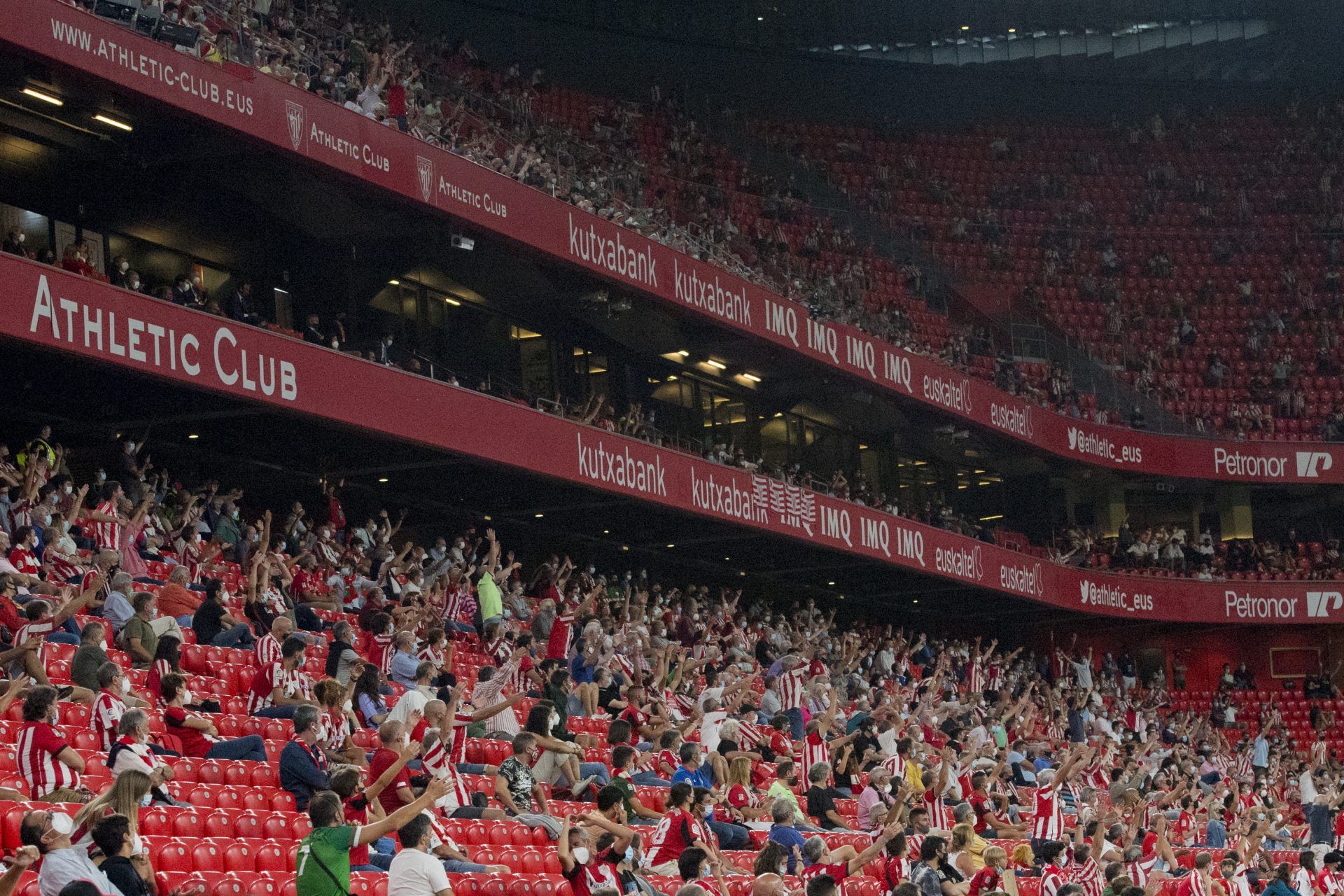  La afición rojiblanca se congrega en San Mamés para apoyar al equipo (Foto. Athletic Club).